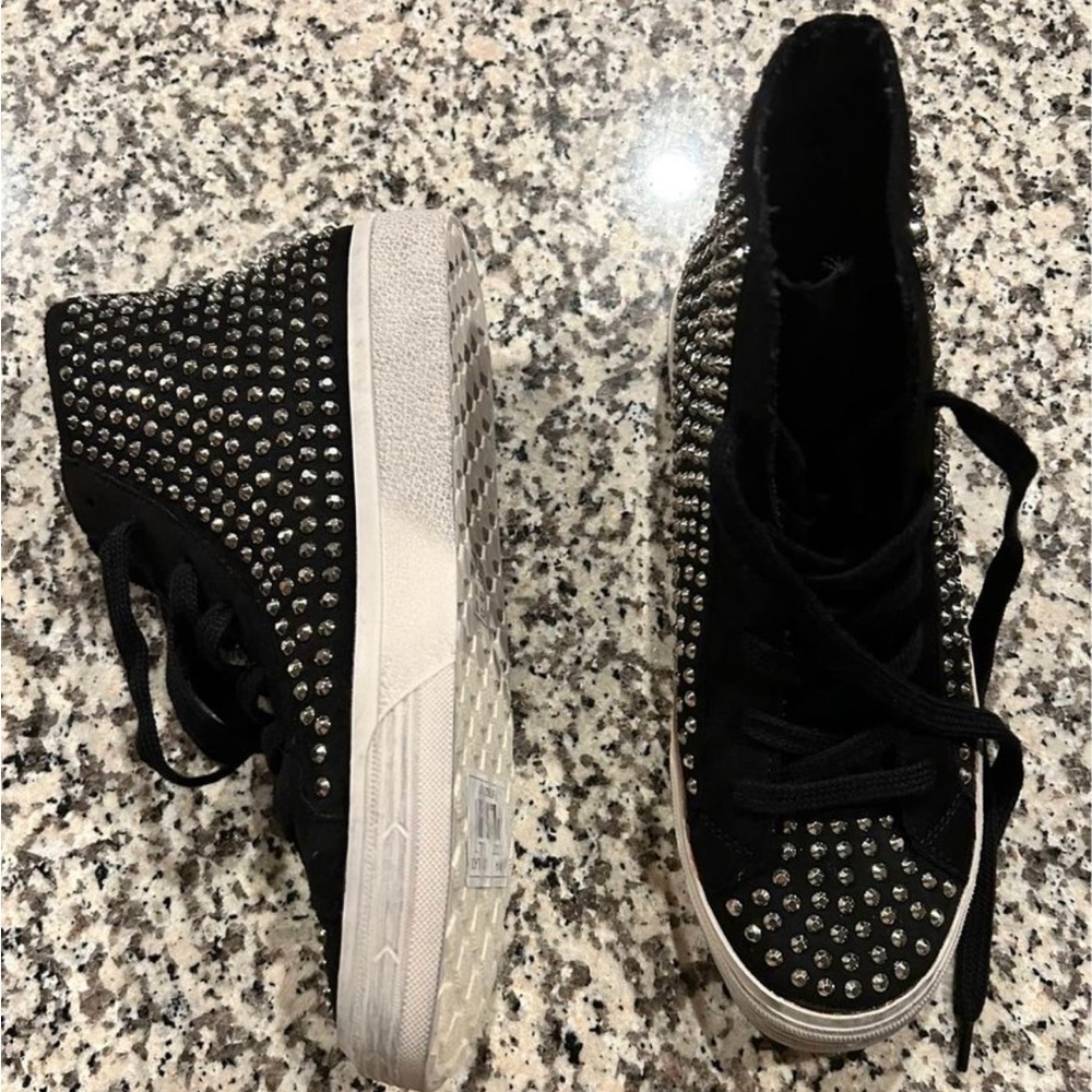 ShuShop 7.5M NIB, studded sneakers